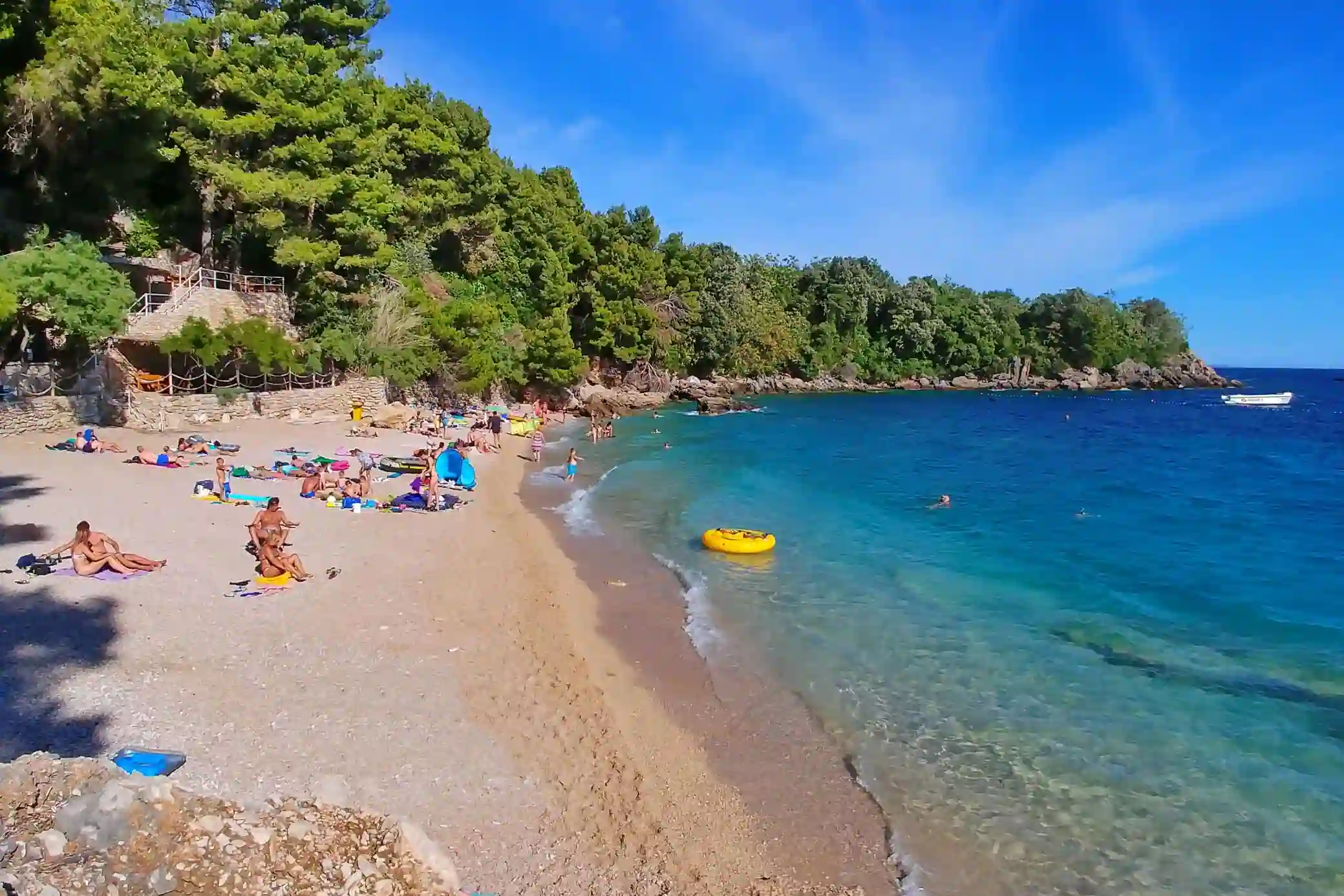 Panoramski pogled na šljunčanu plažu Mokalo ispred kampa Ponta blizu Orebića, poluotok Pelješac