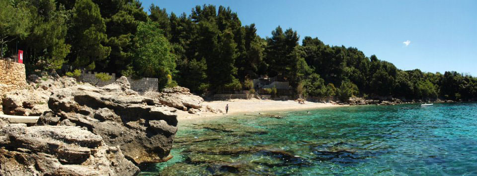 Šljunčana plaža u Mokalu s pogledom na Pelješki kanal i Korčulu